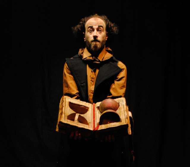 Artystka cyrkowy festiwalu BuskerBus 2019 Brunitus