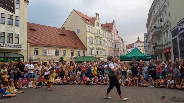 Człowek Siano pokaz iluzji na Festiwal BuskerBus