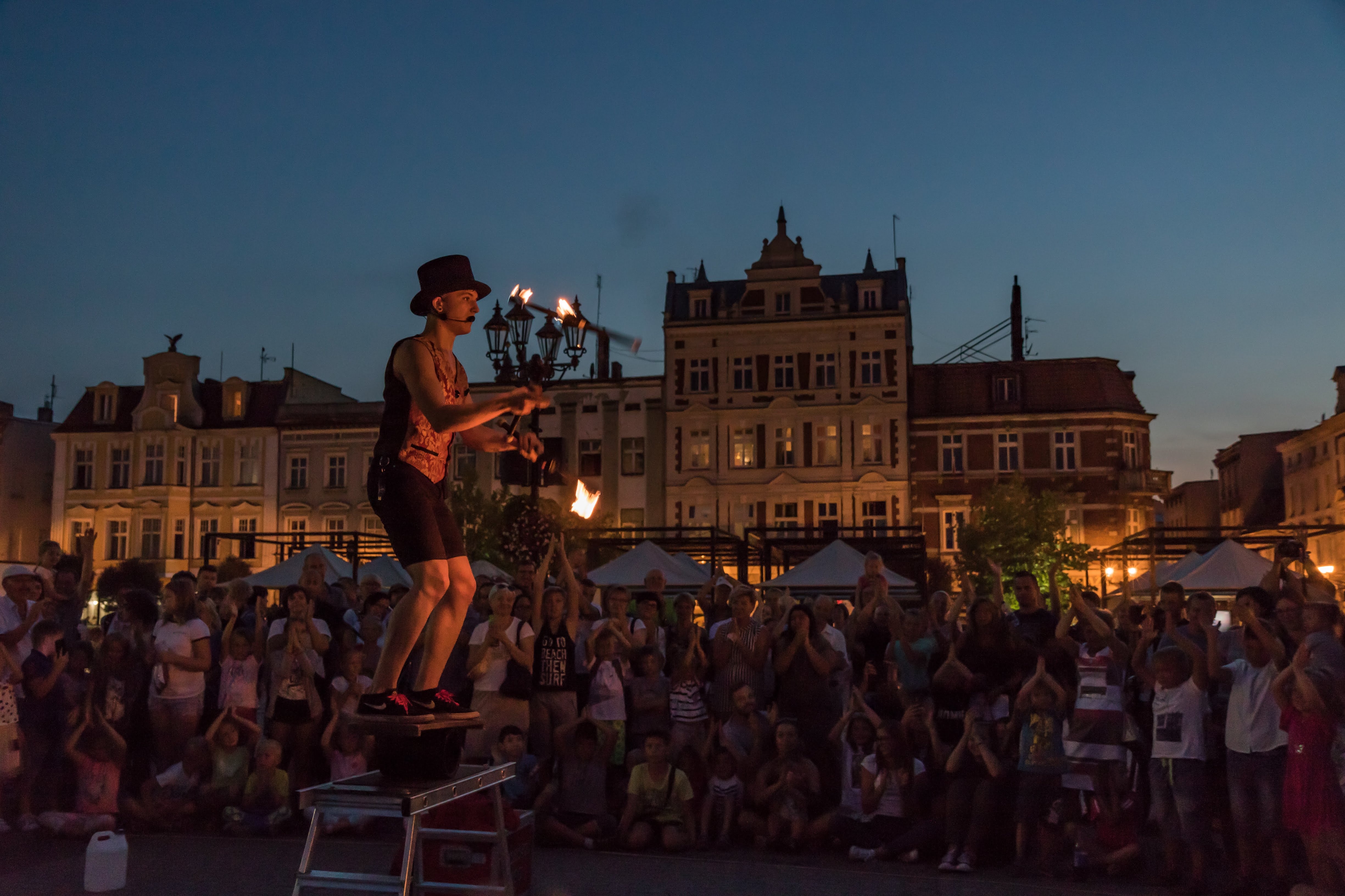 Pokaz żonglerki podczas festiwalu BuskerBus w Krotoszynie