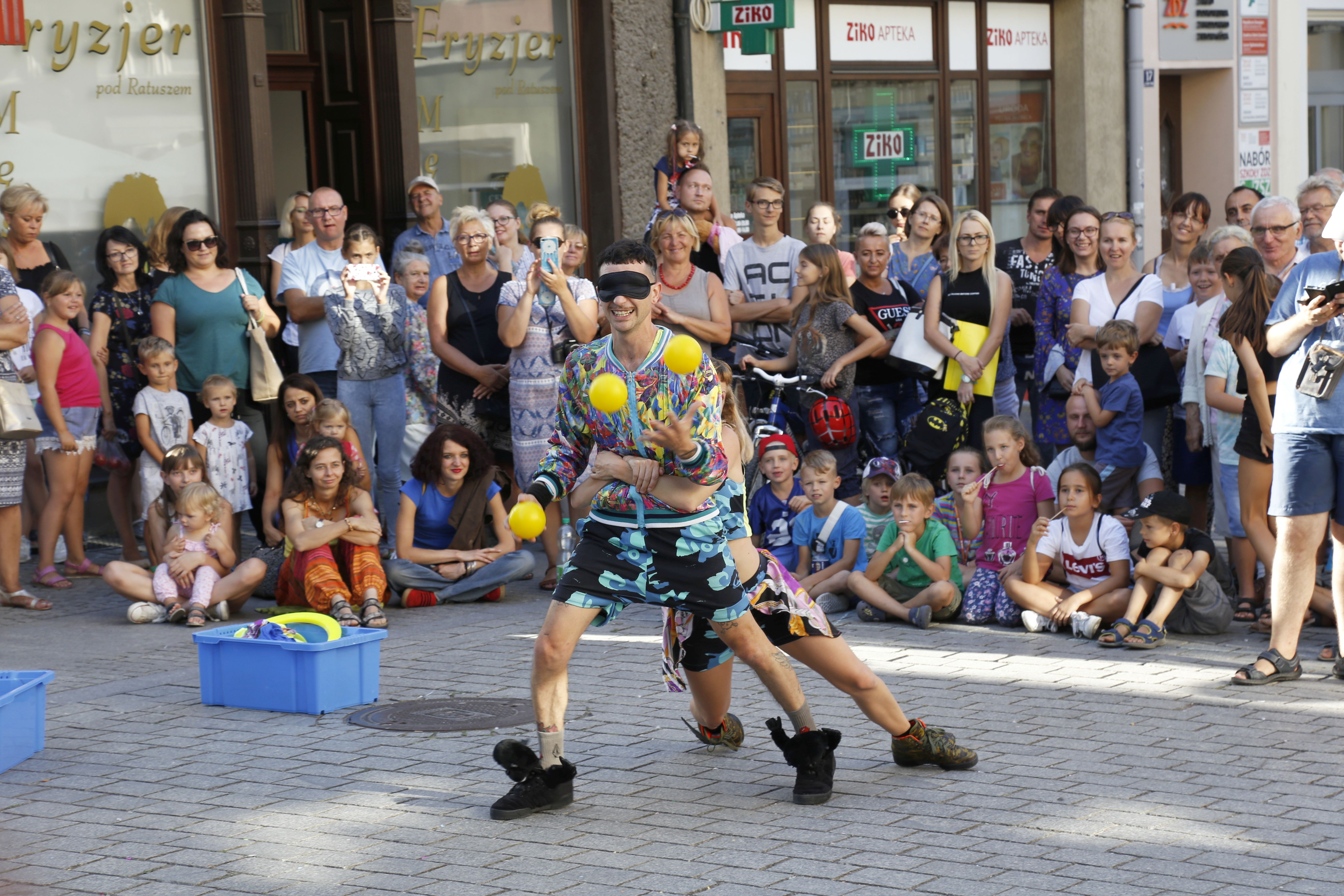 Pokaz argentyńskiego duetu NUBE łączący żonglerkę i taniec